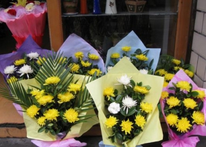 清明節(jié)未至　塑料花“遍地開”